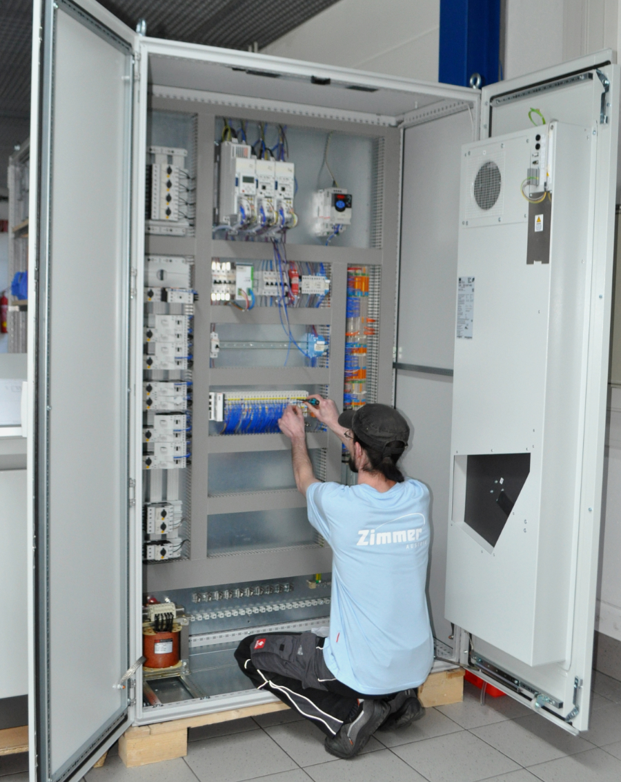 Control cabinet with technician_Zimmer Austria Control cabinet with technician_Zimmer Austria